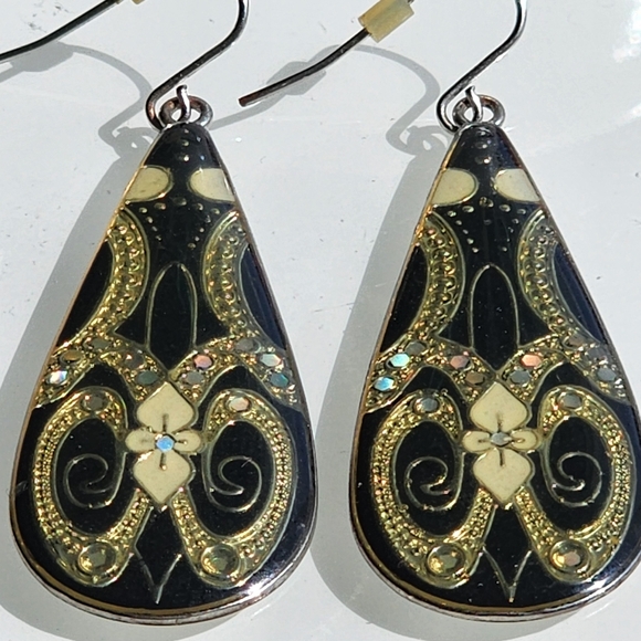 Vintage art deco teardrop earrings. Black, gold, and cream floral filigree - Picture 2 of 5